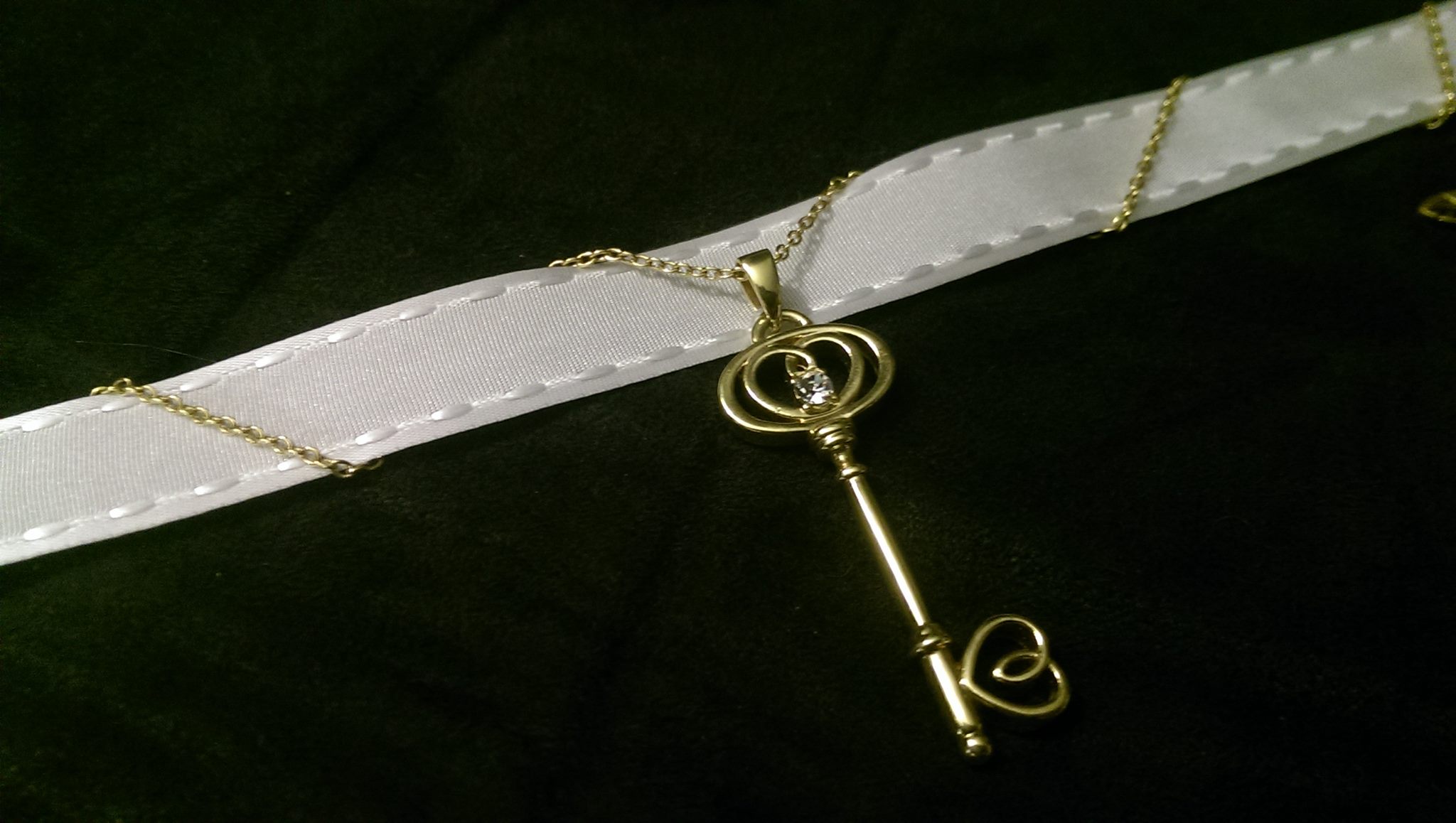 White Skeleton Key Choker
